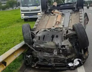 Acidente na Via Dutra: Motorista cochila ao volante, perde controle e capota em São José dos Campos