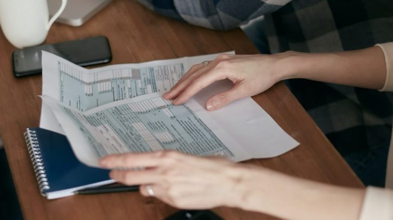 O governo justifica a prorrogação devido ao aumento da demanda após a integração do Desenrola Brasil com aplicativos de bancos, o Serasa Limpa Nome e o Caixa Tem.