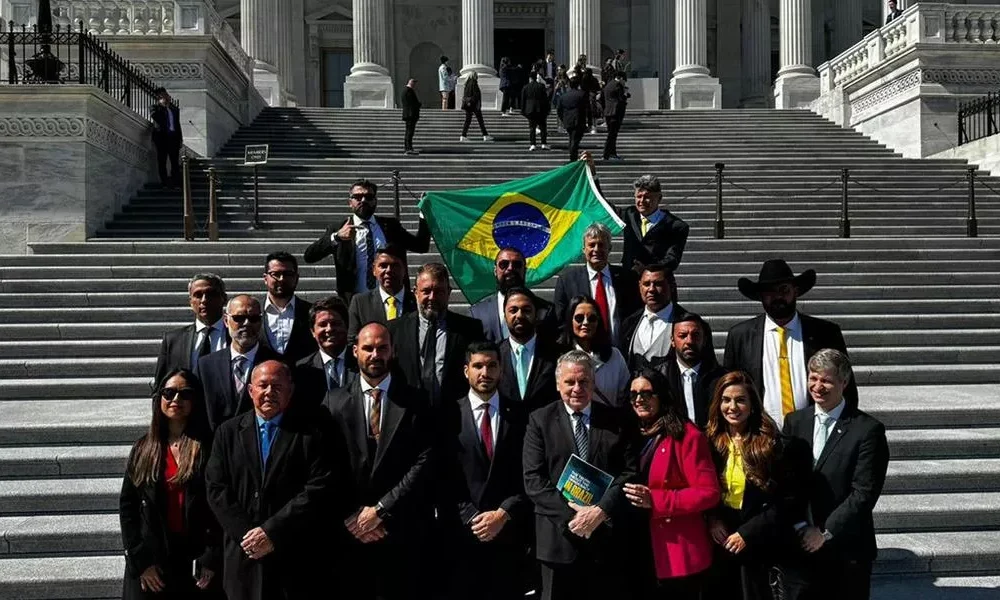 Eduardo Bolsonaro e comitiva articularam com parlamentares dos EUA punições ao Brasil