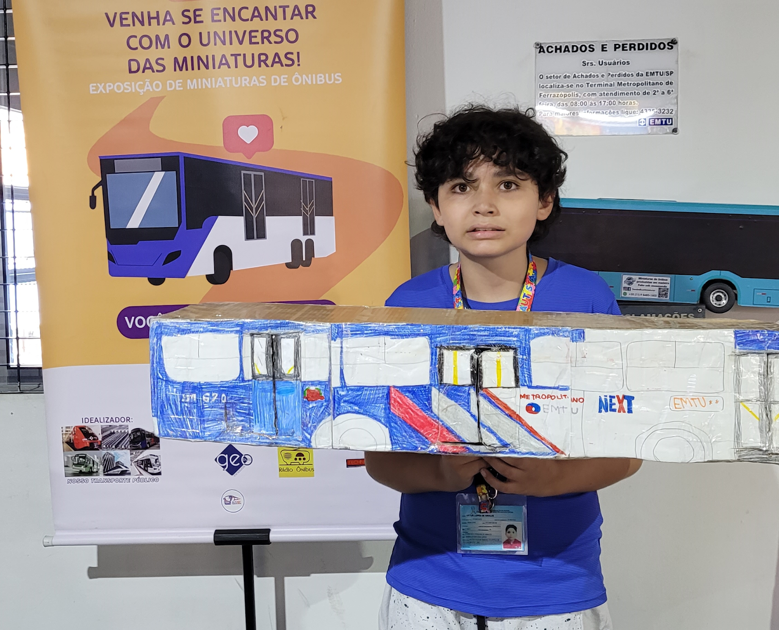 No mês de conscientização do autismo, a EMTU conta a história do pequeno Arthur, que é apaixonado por ônibus e se dedica aos modelos produzidos com papelão