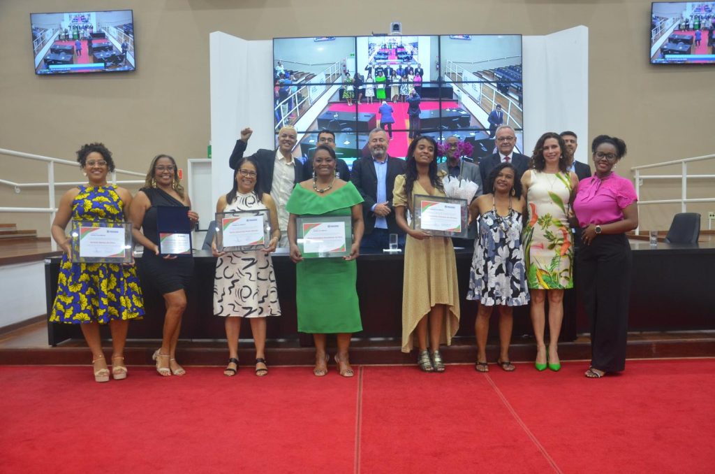 Vereadores e membros da comunidade negra de Pindamonhangaba durante a sessão solene em homenagem ao Dia da Consciência Negra, destacando a luta por igualdade racial e reconhecimento das contribuições da comunidade afro-brasileira.
