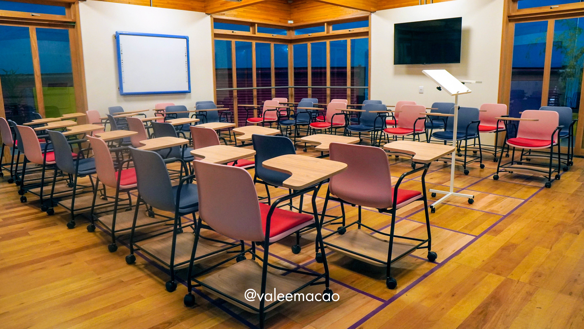 Estudantes em sala de aula utilizando tecnologia educacional, simbolizando o investimento recorde em educação no Estado de São Paulo para 2025