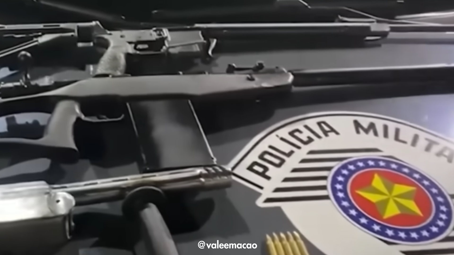 Policiais da PM de Taubaté durante a operação que desmantelou uma fábrica clandestina de armas, apreendendo armamentos e munições em uma residência no bairro Vila São José