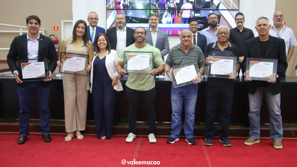 "Atletas de Pindamonhangaba Recebem Homenagens em Sessão Solene na Câmara Municipal"