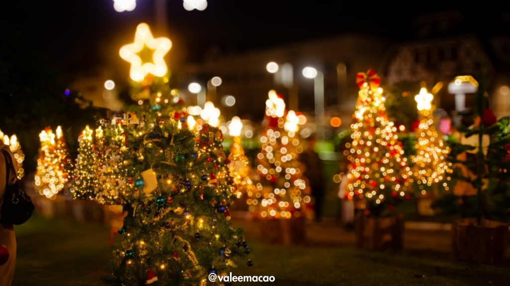 Foto do Bondinho de Natal em Campos do Jordão, iluminado e decorado, percorrendo as ruas da cidade durante a programação natalina. O cenário festivo é complementado por árvores de Natal iluminadas e a presença do Papai Noel, criando uma atmosfera mágica e acolhedora para moradores e visitantes.