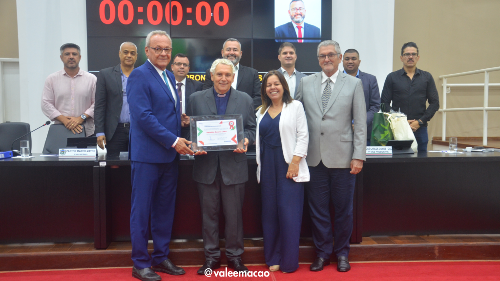 Vereadores de Pindamonhangaba durante a 42ª sessão ordinária, onde aprovaram o Orçamento Municipal de R$ 1,1 bilhão para 2025, destacando a participação cidadã e a entrega de honrarias a cidadãos que contribuíram para o município."