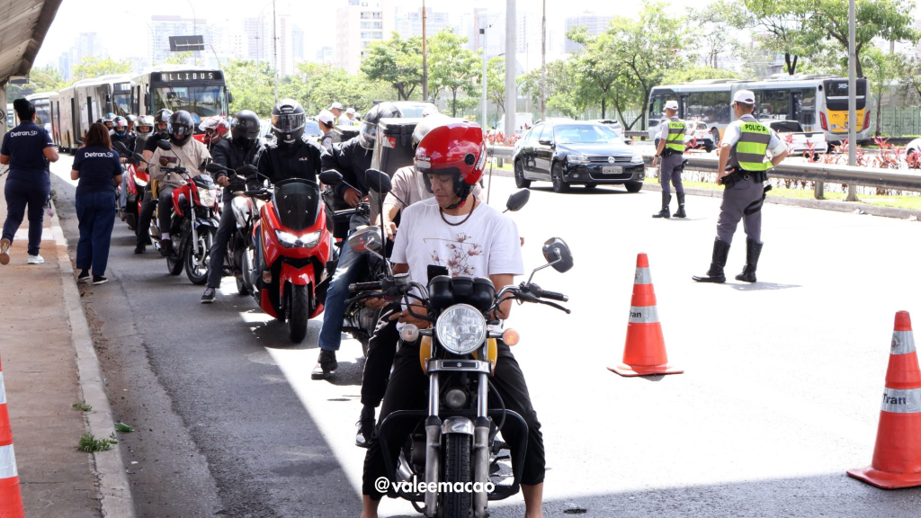 Motociclistas participam do 'Dia D dos Motociclistas' promovido pelo Detran-SP, recebendo orientações sobre segurança no trânsito e a importância do uso de equipamentos de proteção
