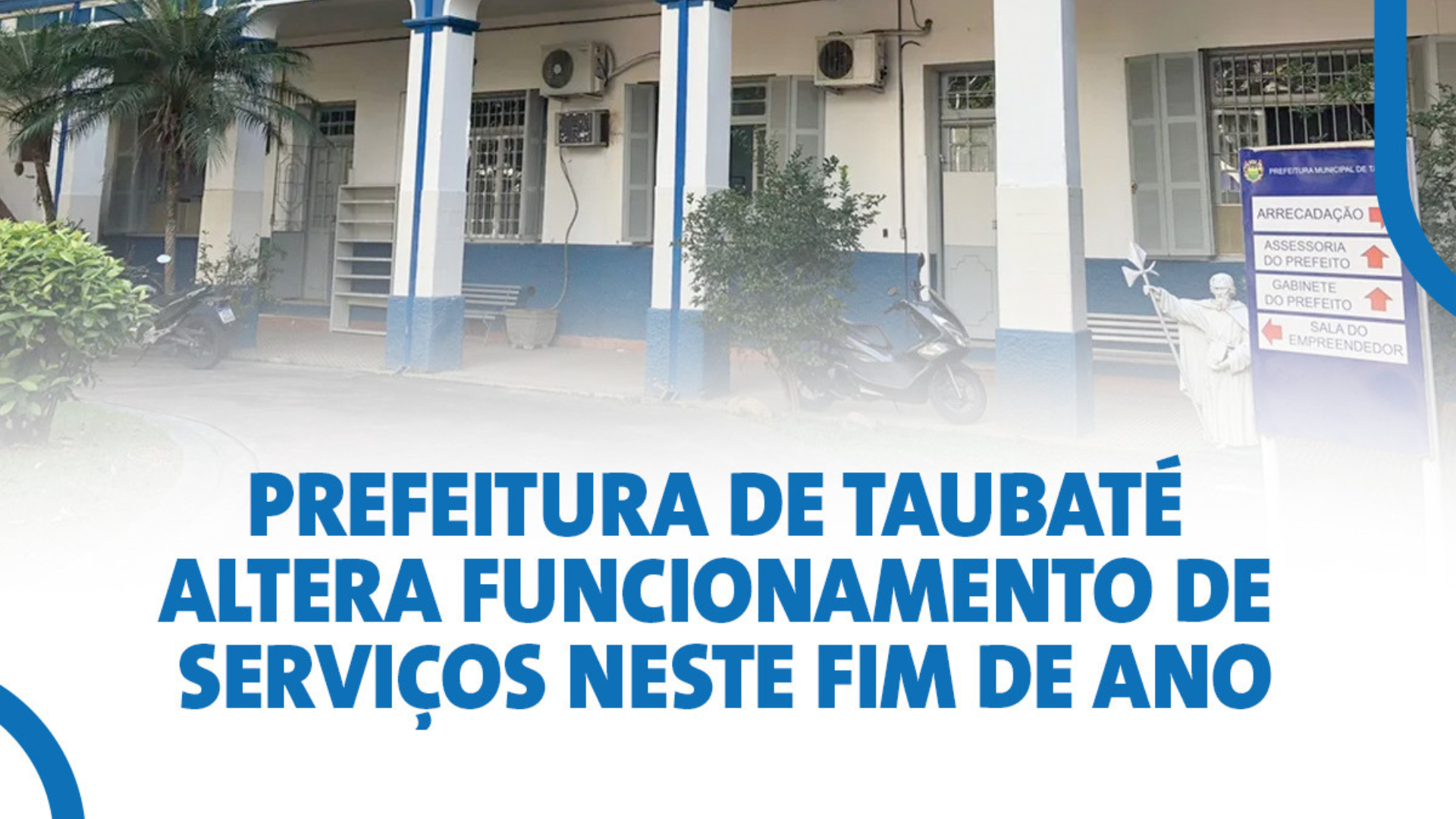 "Vista da Prefeitura de Taubaté com decoração natalina, simbolizando as festividades de Natal e Ano Novo e as alterações nos serviços públicos durante esse período."