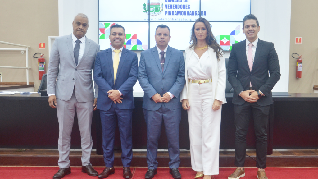 Vereadores da nova Mesa Diretora da Câmara de Pindamonhangaba durante a cerimônia de posse, realizada em 1º de janeiro de 2025, com Marco Mayor assumindo a presidência.