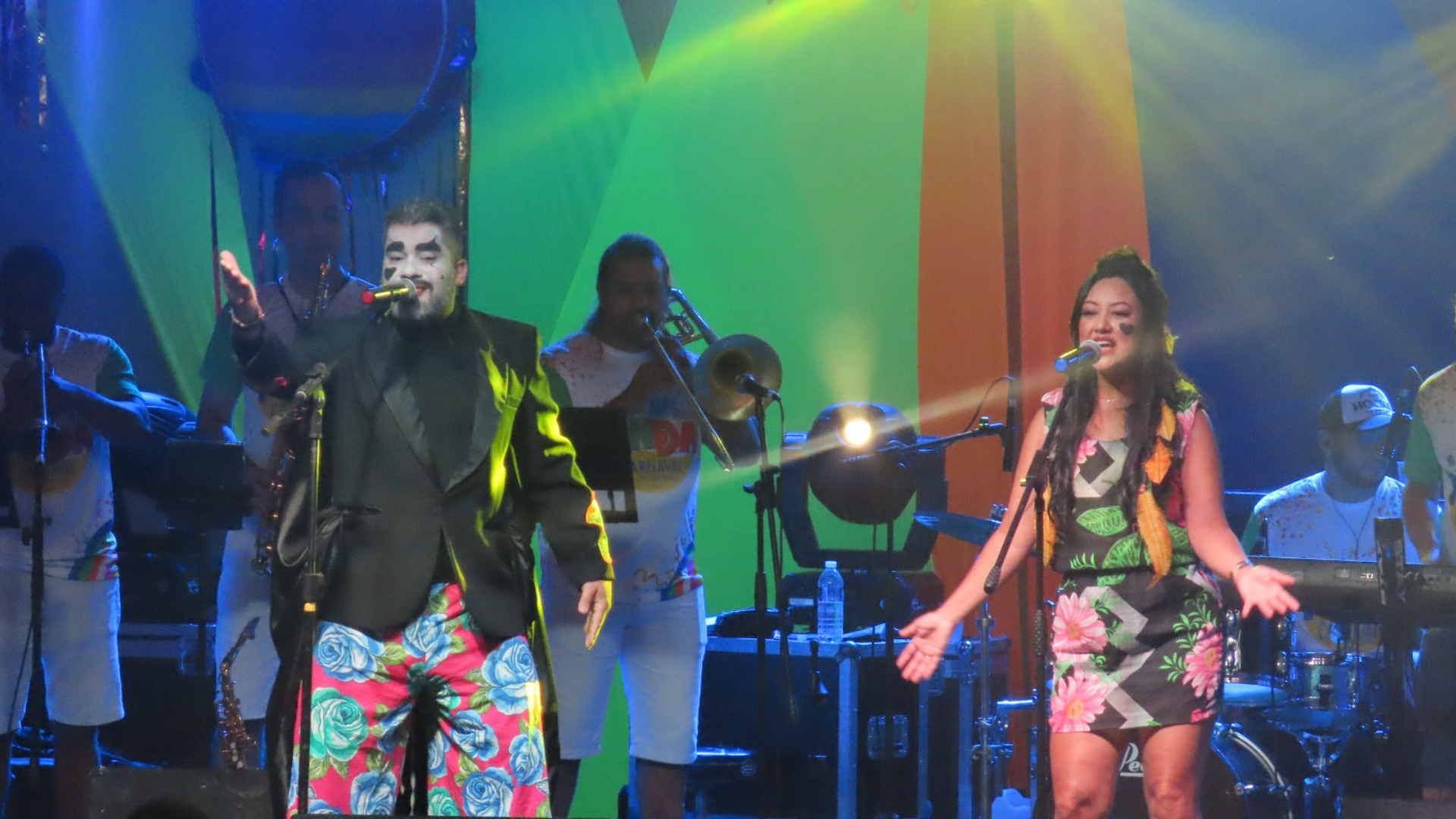 Compositores e músicos se apresentam durante o Festival de Marchinhas Carnavalescas em Pindamonhangaba, celebrando a tradição do carnaval.