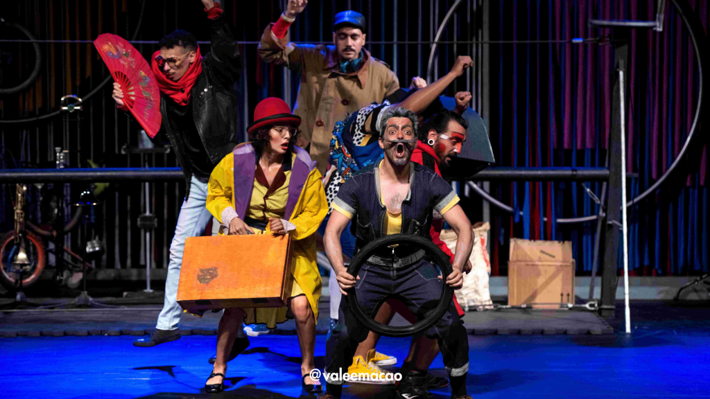 Artistas do Circo Teatro Palombar em cena durante o espetáculo 'Circomuns', que celebra a vida e as histórias dos moradores da Zona Leste de São Paulo, em apresentação no Sesc Belenzinho