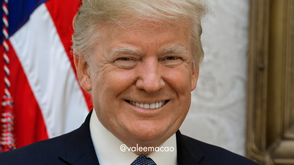 "Donald Trump, em pé com a mão levantada, faz o juramento de posse como presidente dos Estados Unidos pela segunda vez, cercado por apoiadores e bandeiras americanas. A cerimônia, marcada por um forte sentimento patriótico, simboliza o retorno de Trump ao cargo e seu compromisso com os valores conservadores."