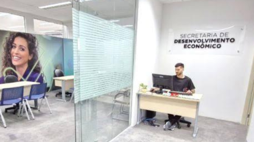 Imagem de uma movimentada rua comercial em Pindamonhangaba, onde novos negócios estão surgindo. A cena reflete o aumento de 8% na abertura de empresas na cidade até novembro de 2024, destacando o otimismo dos empreendedores e o fortalecimento do ambiente de negócios local.