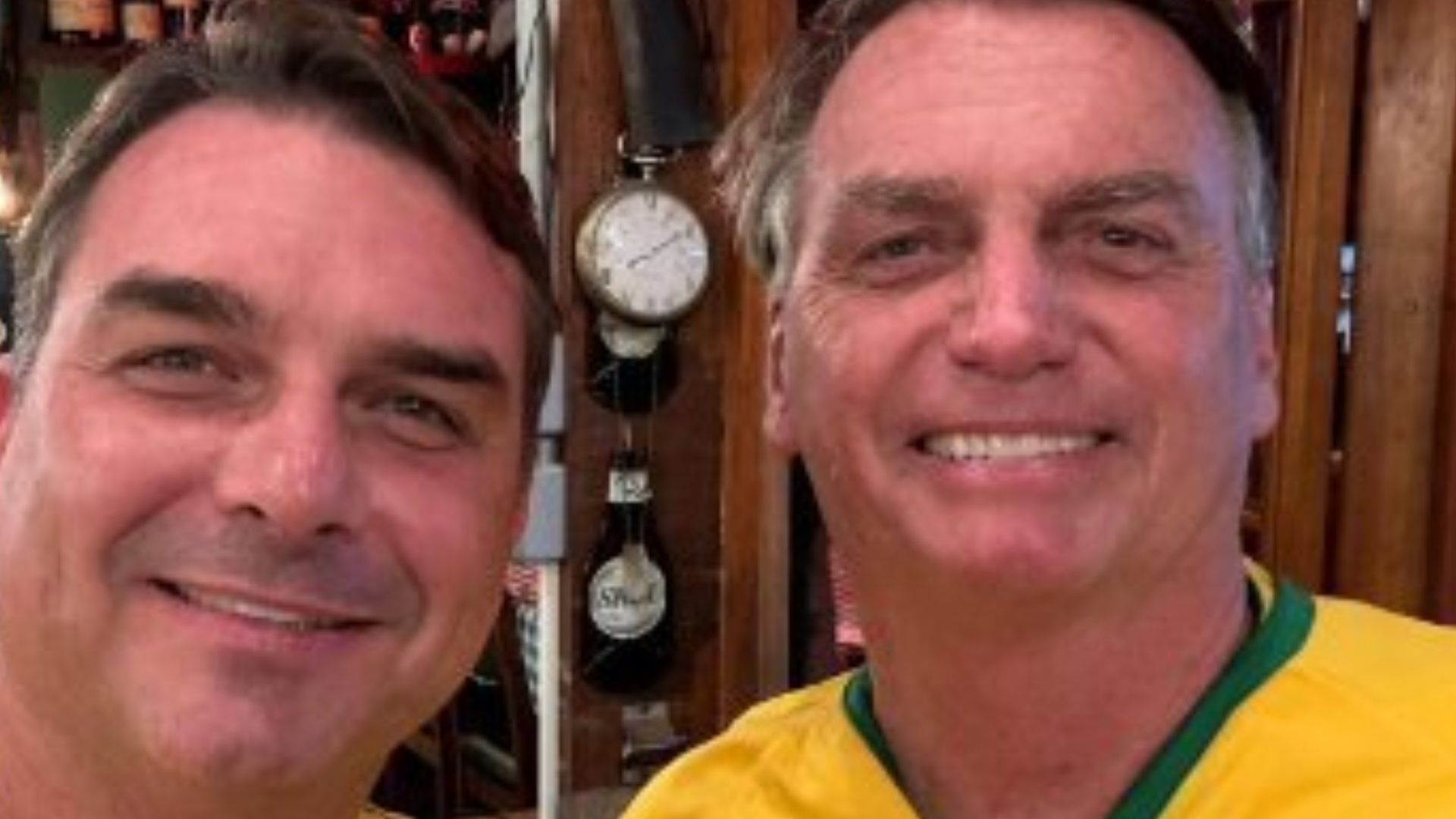 Flávio Bolsonaro protocola pedido de impeachment contra Alexandre de Moraes após medidas contra ex-presidente
