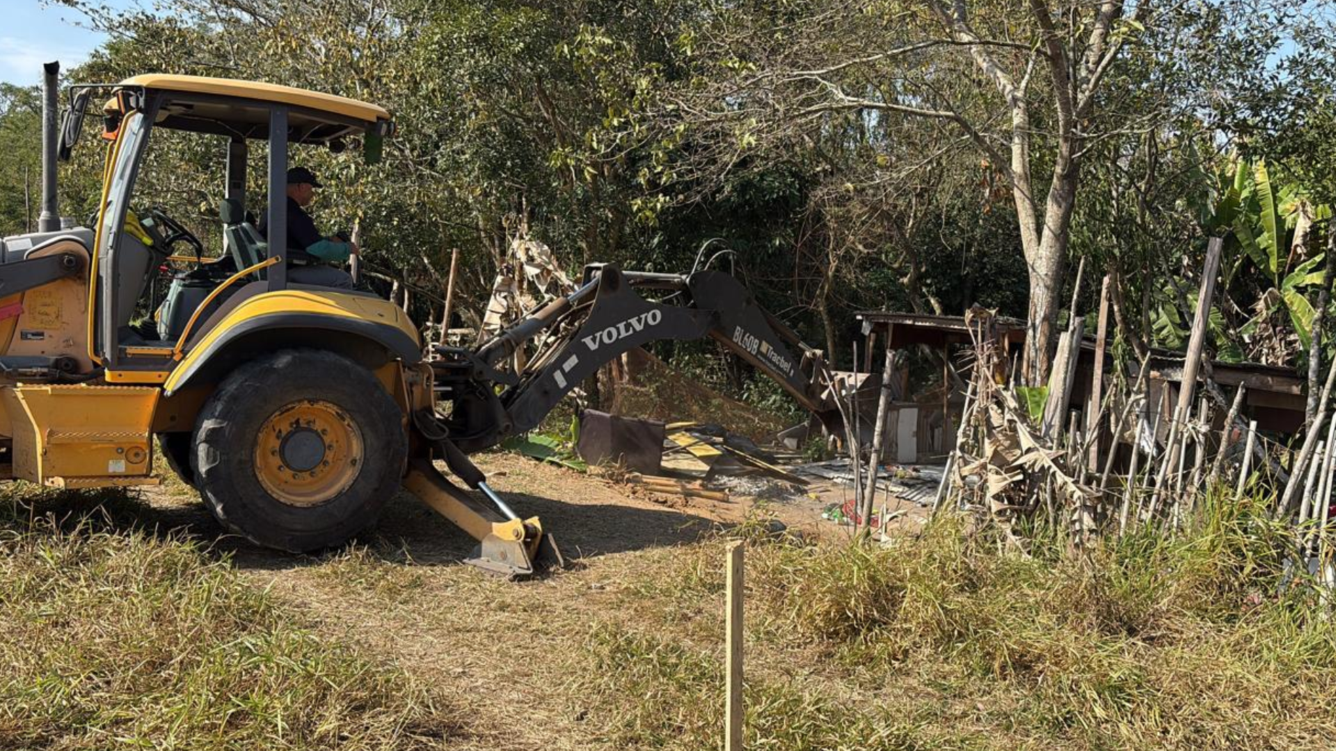 Prefeitura cumpre decisão judicial e realiza reintegração de posse em área de preservação ambiental