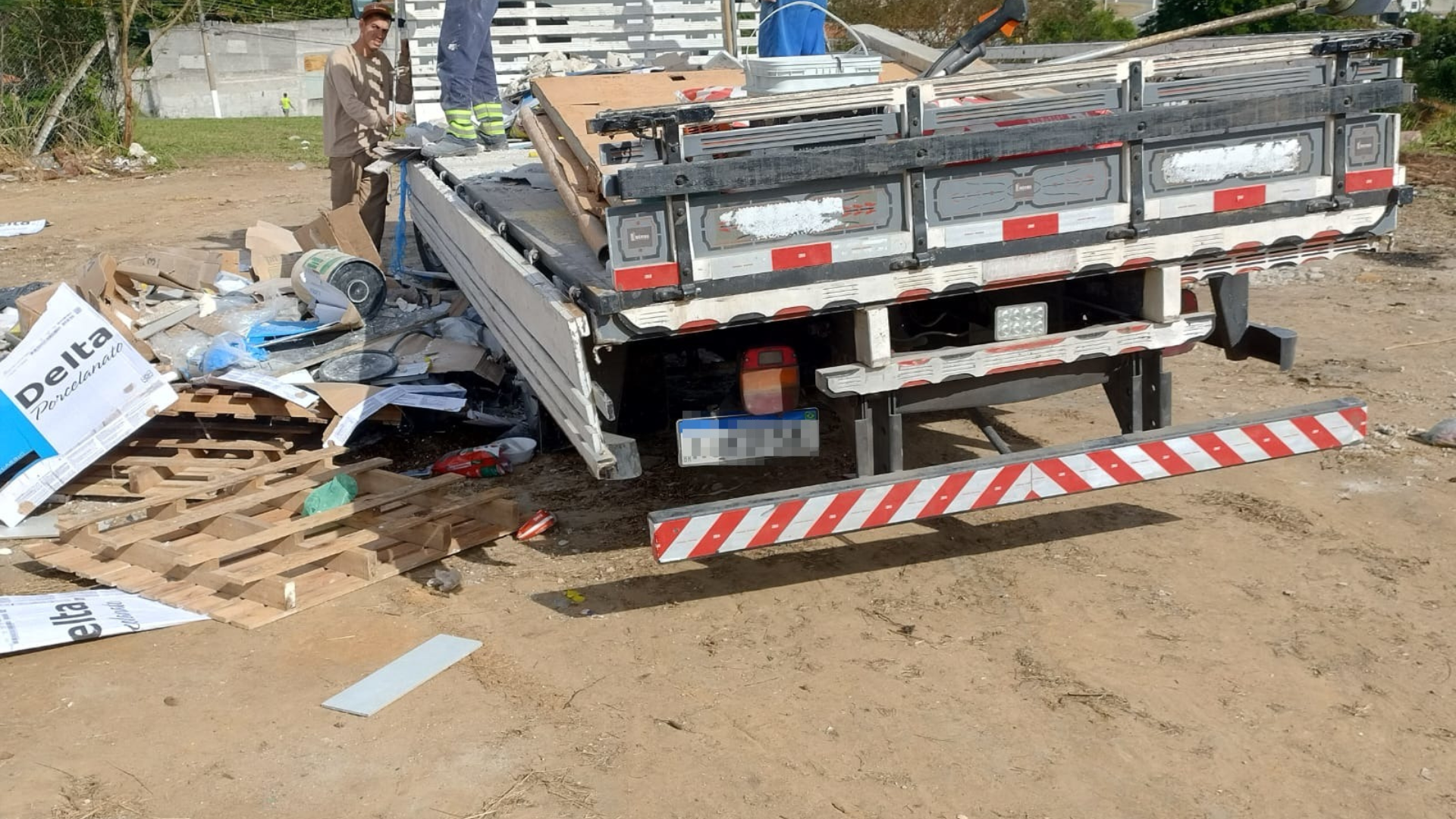 Prefeitura notifica responsáveis por descartes irregulares após nova onda de denúncias populares