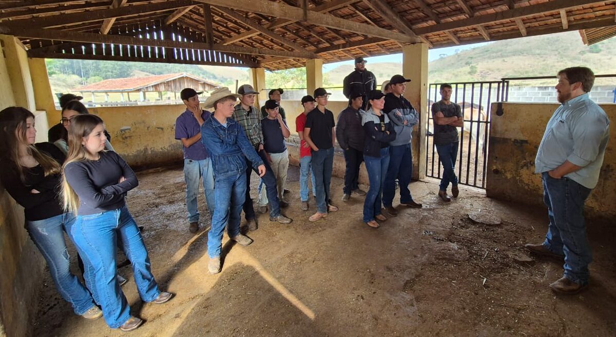 Primeiro curso de inseminação artificial voltado a jovens da zona rural