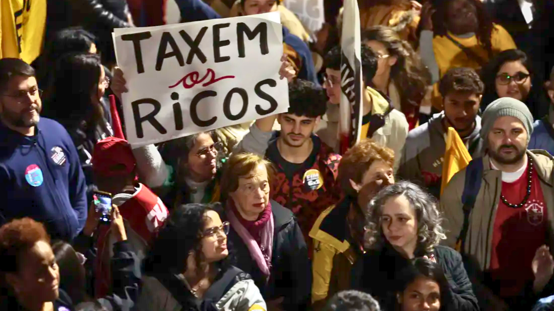 Ato na Avenida Paulista pede taxação de super-ricos e condena tarifaço