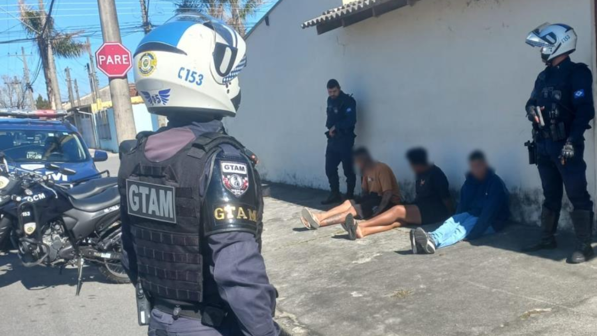 Ação da GCM de Taubaté resulta na prisão de três pessoas suspeitas por tráfico de drogas