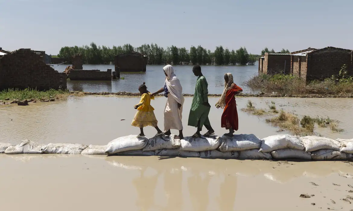Exposição em São Paulo retrata impacto da crise climática na trajetória de mulheres refugiadas