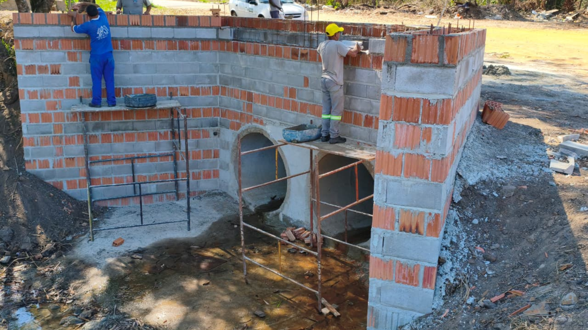 Prefeitura constroi cabeceiras antes de iniciar terraplanagem na avenida entre Araretama e Vila Rica