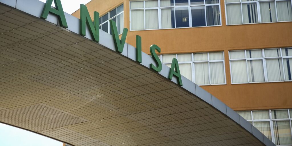 Anvisa suspende ampolas de glicose e importação de radiofármacos