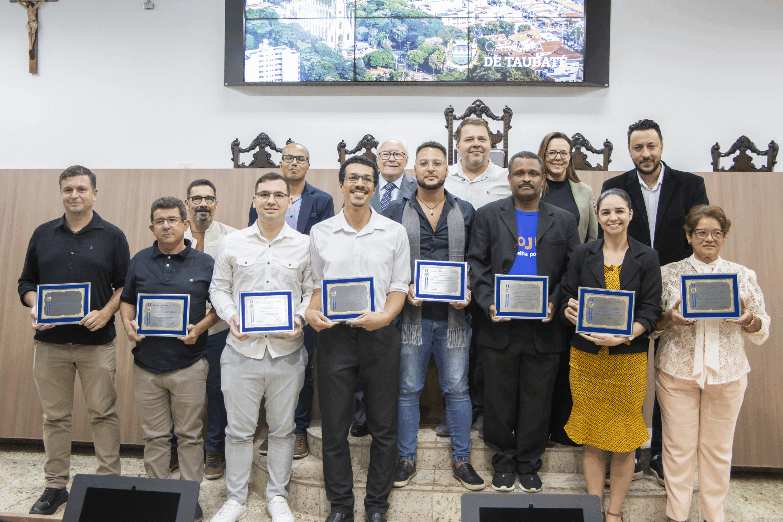 Câmara homenageia funcionário público e comerciário