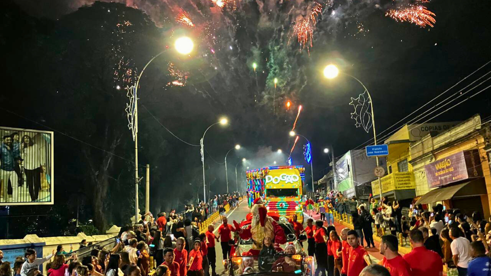 Grande carreata e queima de fogos marcam chegada do Papai Noel a Pinda
