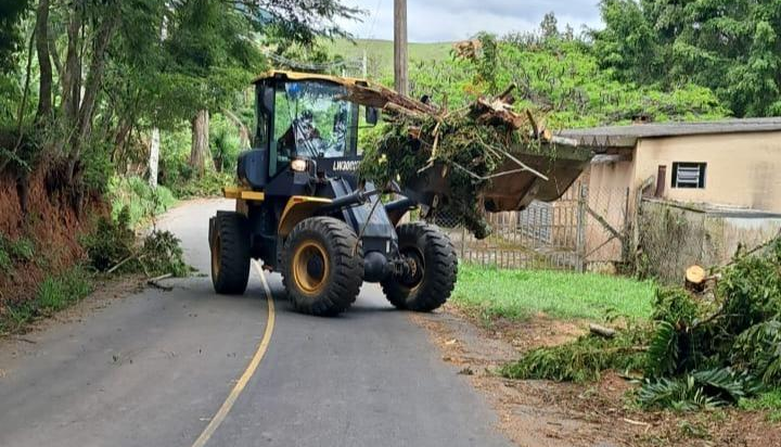 Prefeitura intensifica ações em áreas afetadas pela chuva no fim de semana