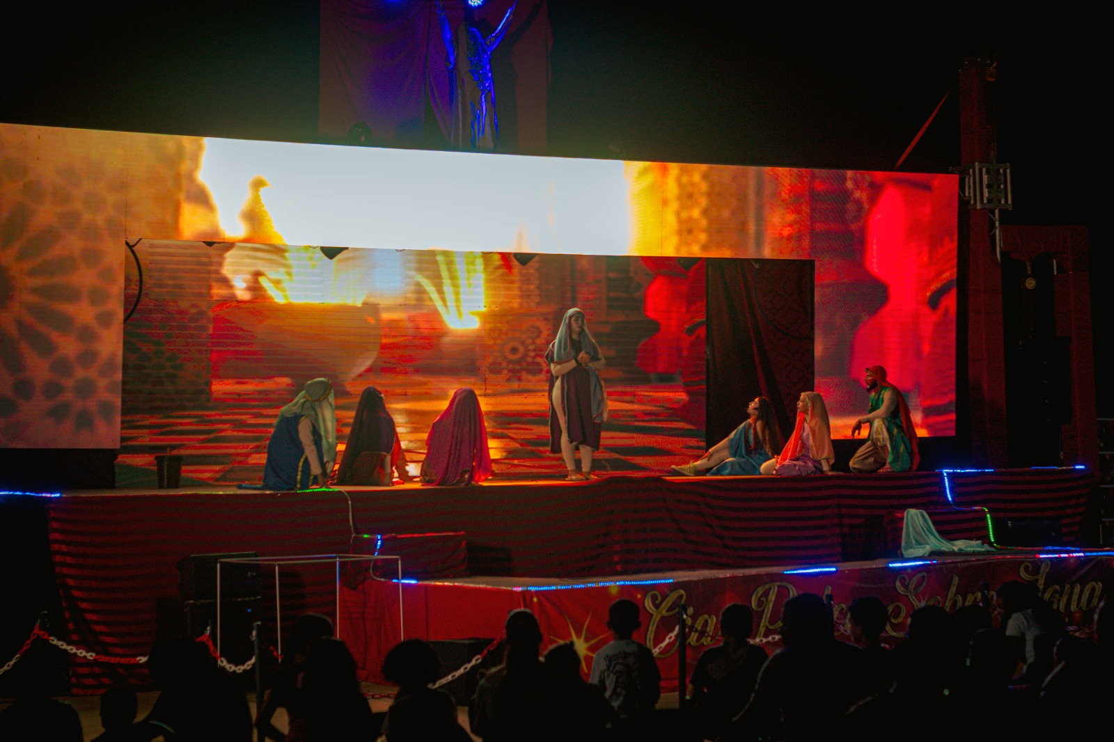 Auto de Natal Encanta a Praça Sete de Setembro com Circo, Teatro e Trem Iluminado Hoje.