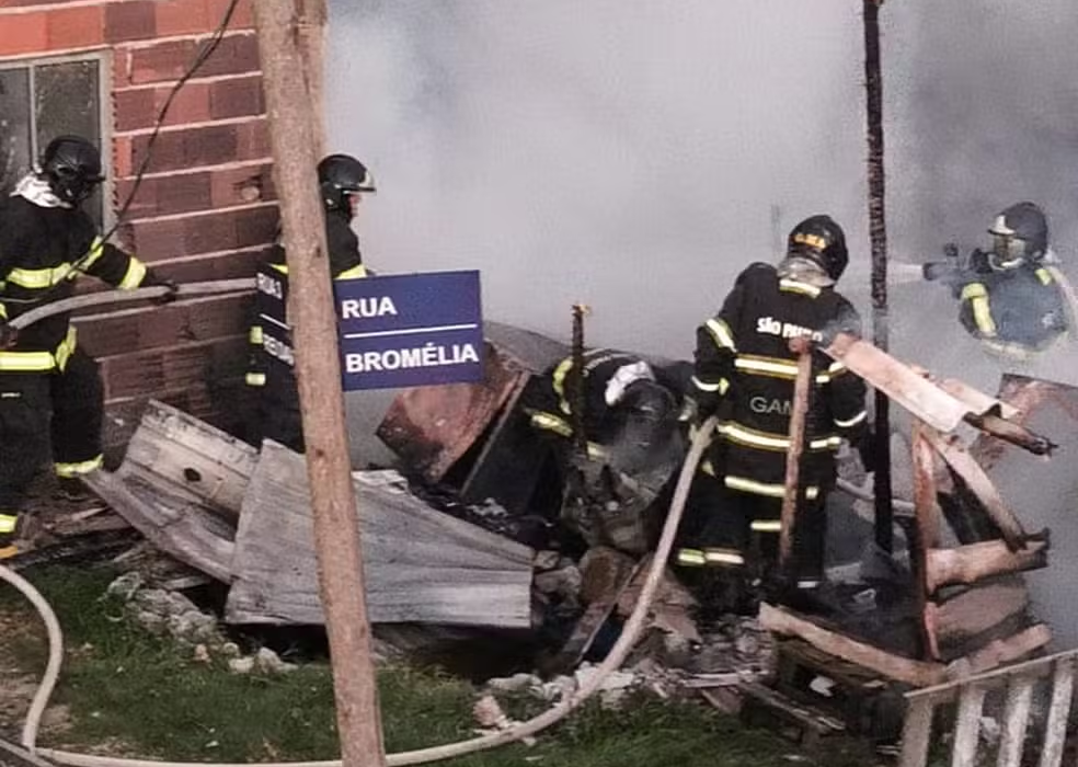 Homem ateia fogo em casa e mata seus cachorros queimados