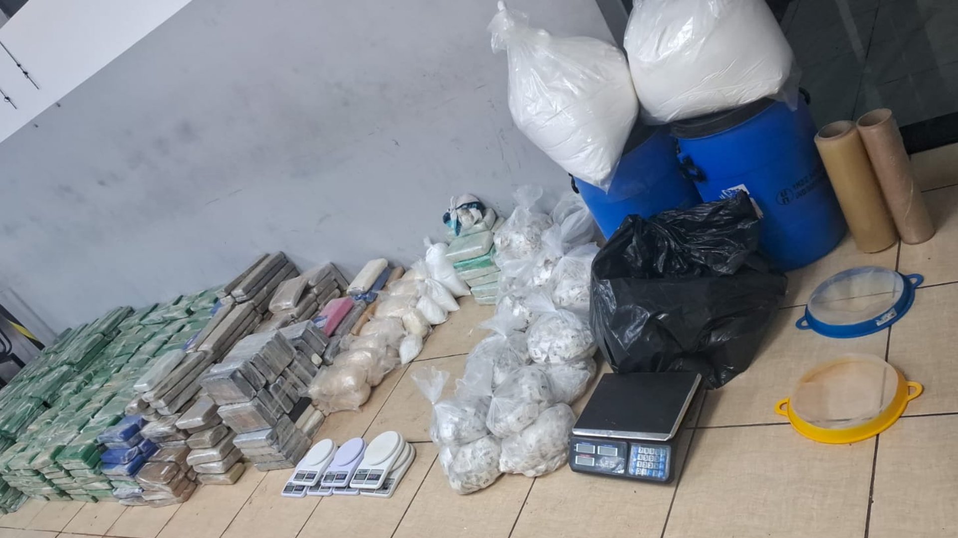 PM Estoura Bunker e Apreende Quase 1 Tonelada de Drogas em Pindamonhangaba