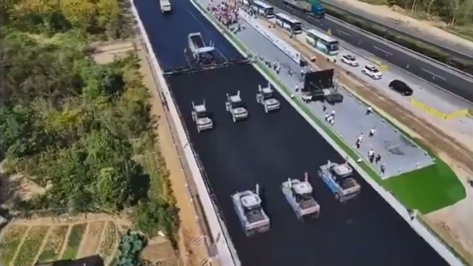 China recapeia 158 km de rodovia com máquinas autônomas e acende alerta para o futuro