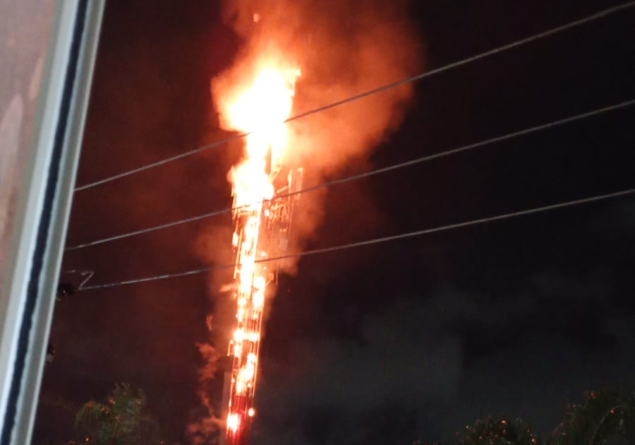 Incêndio em torre de telefonia na Faria Lima em Taubaté