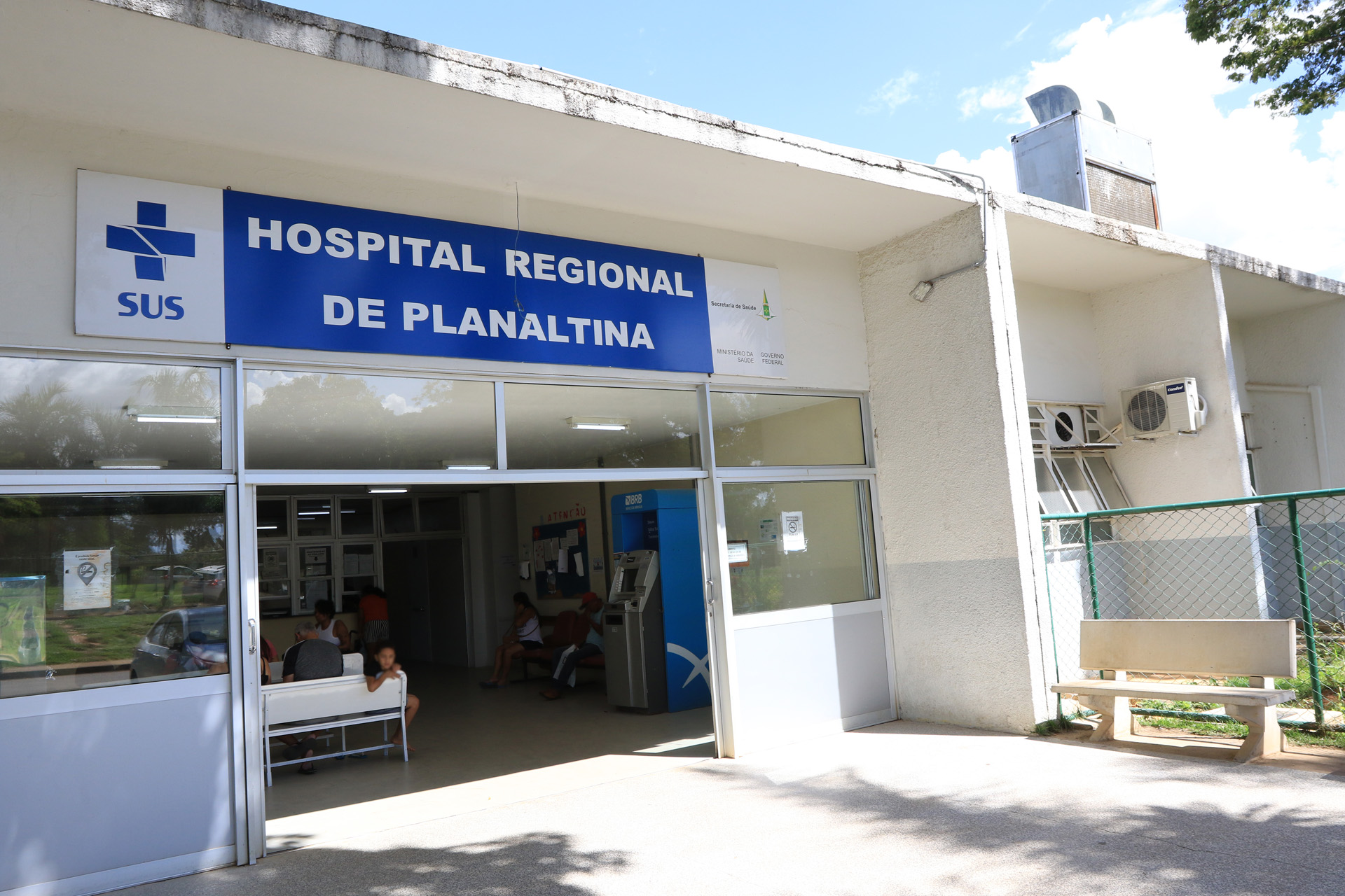 reutiliza frascos descartáveis de exames de urina