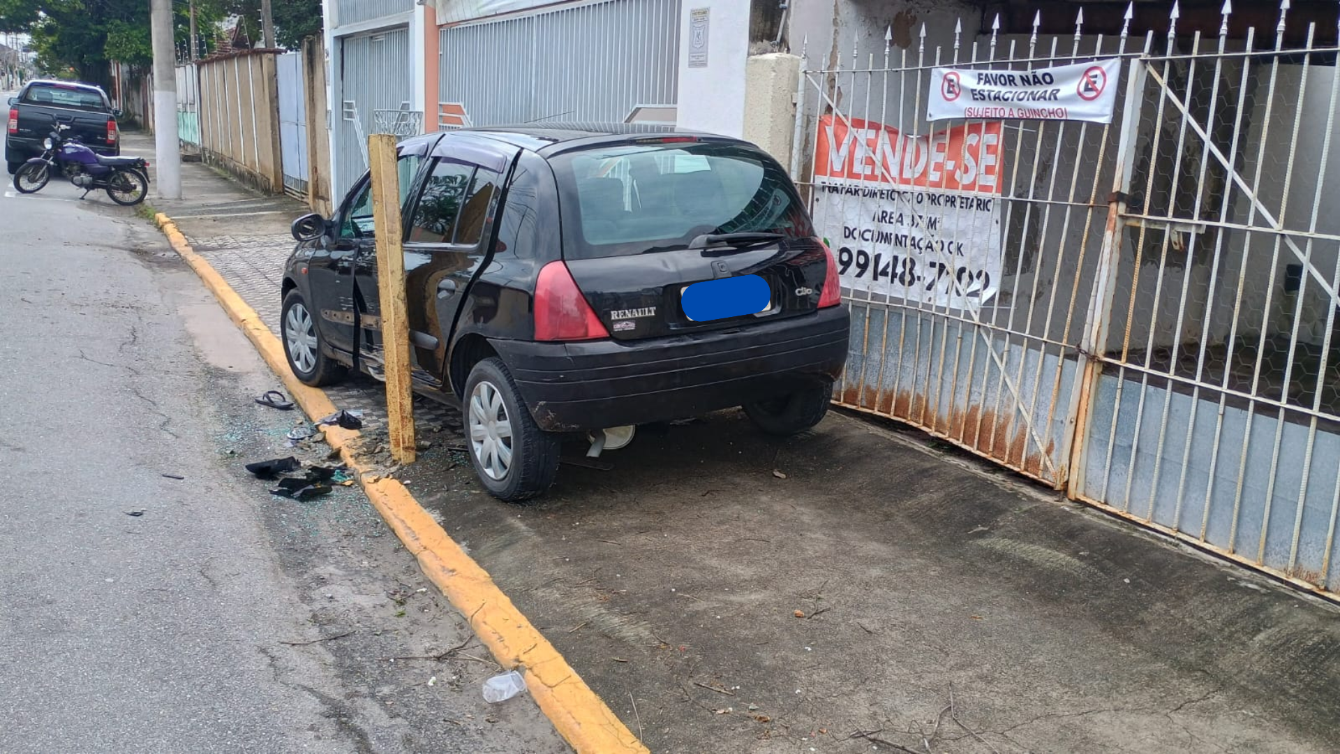 Acidente de carro assusta moradores na Rua Vitório Basso em Pindamonhangaba