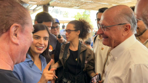 Geraldo Alckmin em Pindamonhangaba participa da filiação de Herivelton Vela ao PSB, fortalecendo a política no Vale do Paraíba.