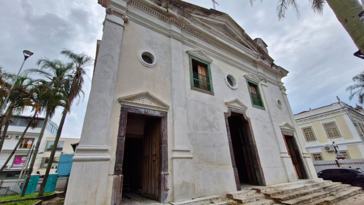 Restauro Igreja São José avança em Pindamonhangaba com apoio público e privado, preservando patrimônio histórico e cultural.