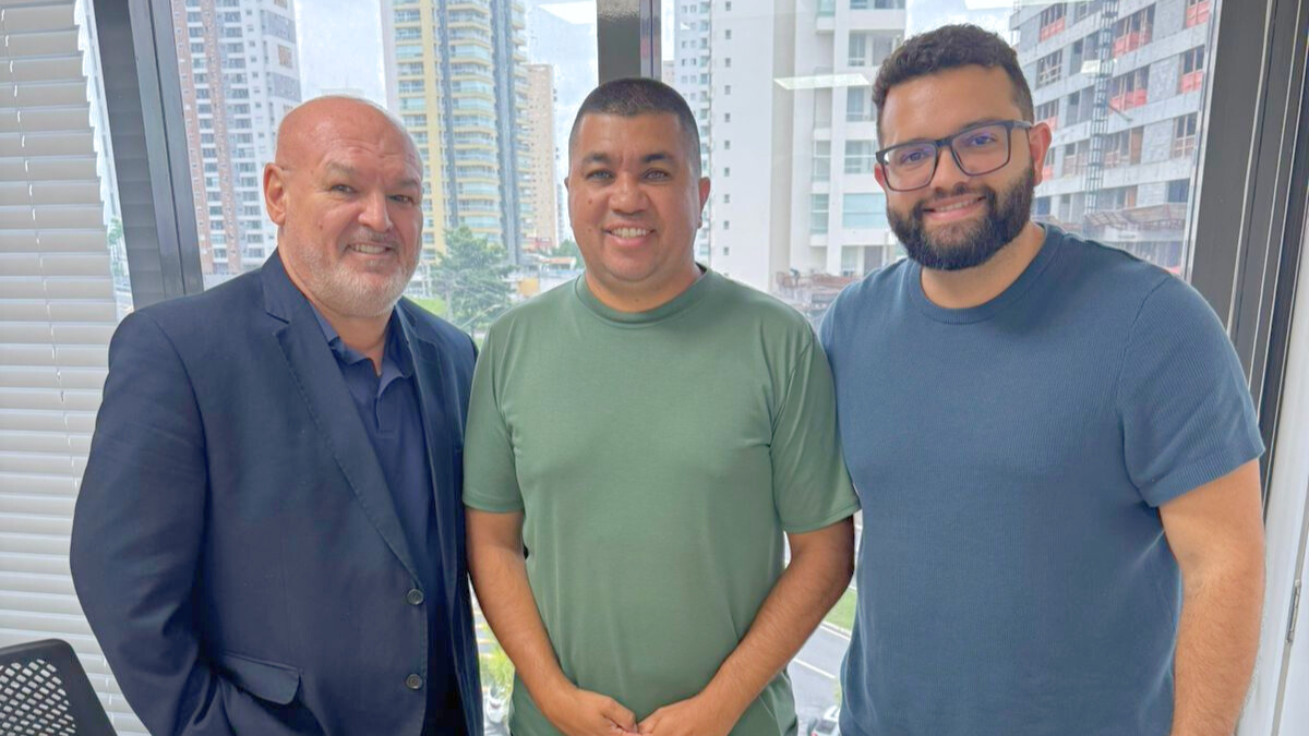 Rogério Ramos pode disputar vaga de deputado federal pelo Podemos após convite de lideranças e destaque eleitoral em Pindamonhangaba.