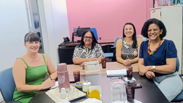 Prefeitura de Pindamonhangaba recebe secretária de São Bento do Sapucaí para troca de experiências no combate à violência contra a mulher.