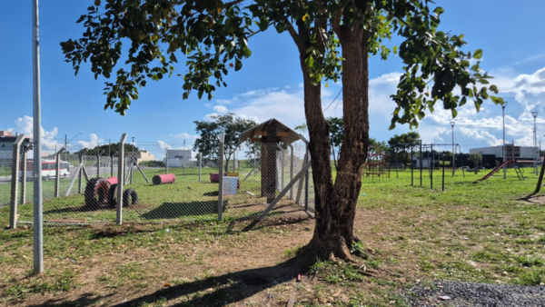 A Prefeitura de Pindamonhangaba está finalizando a construção de um espaço Play Pet de 200 m² loteamento Flamboyant.