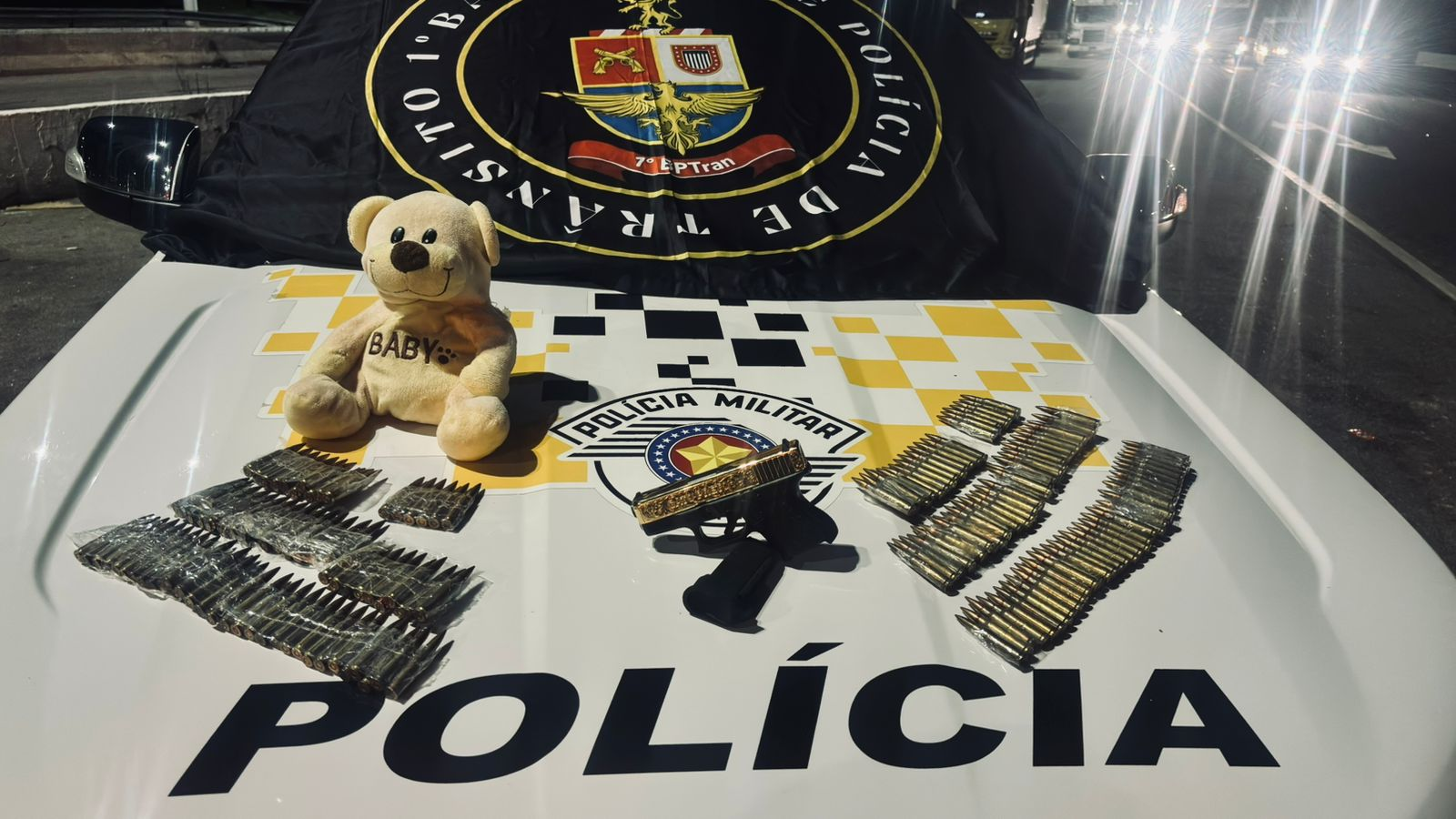 Mulher presa com 171 munições de fuzil coladas ao corpo