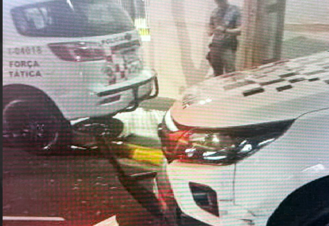 Motorista sai de bar e bate em viaturas