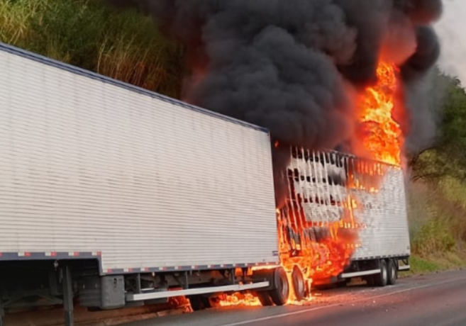 Carreta pega fogo após colisão na Dom Pedro I em Campinas e bloqueia trânsito