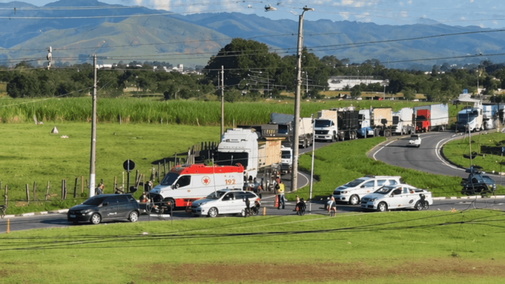 jovem de 18 anos morre após colisão entre moto, carro e caminhão