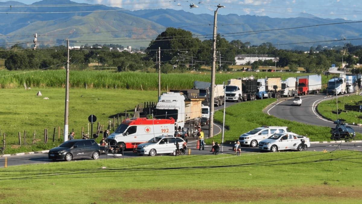 Acidente fatal em Pindamonhangaba: jovem de 18 anos morre após colisão entre moto, carro e caminhão na Rodovia Abel Fabrício Dias