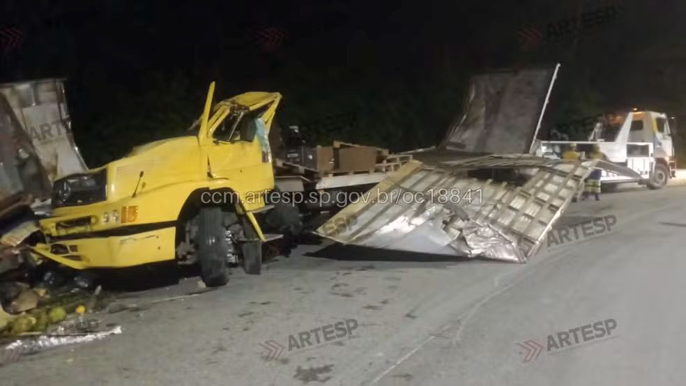 Caminhão tomba na Serra dos Tamoios em Paraibuna