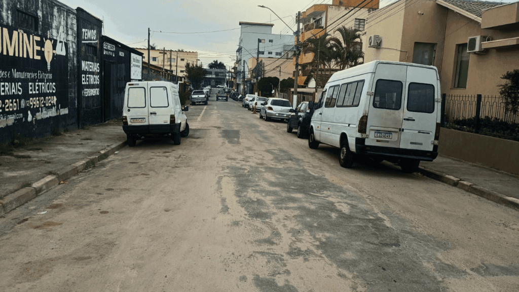 Recapeamento asfáltico na rua da Aerofisic