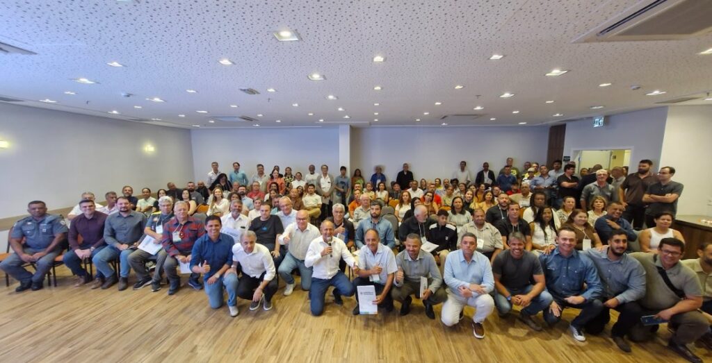 A Prefeitura de Pindamonhangaba realizou, na terça-feira (31), no Hotel Intercity, o Encontro de Lideranças, reunindo cerca de 100 pessoas, entre presidentes de associações de moradores, representantes de centros comunitários e dirigentes de times de futebol da cidade.