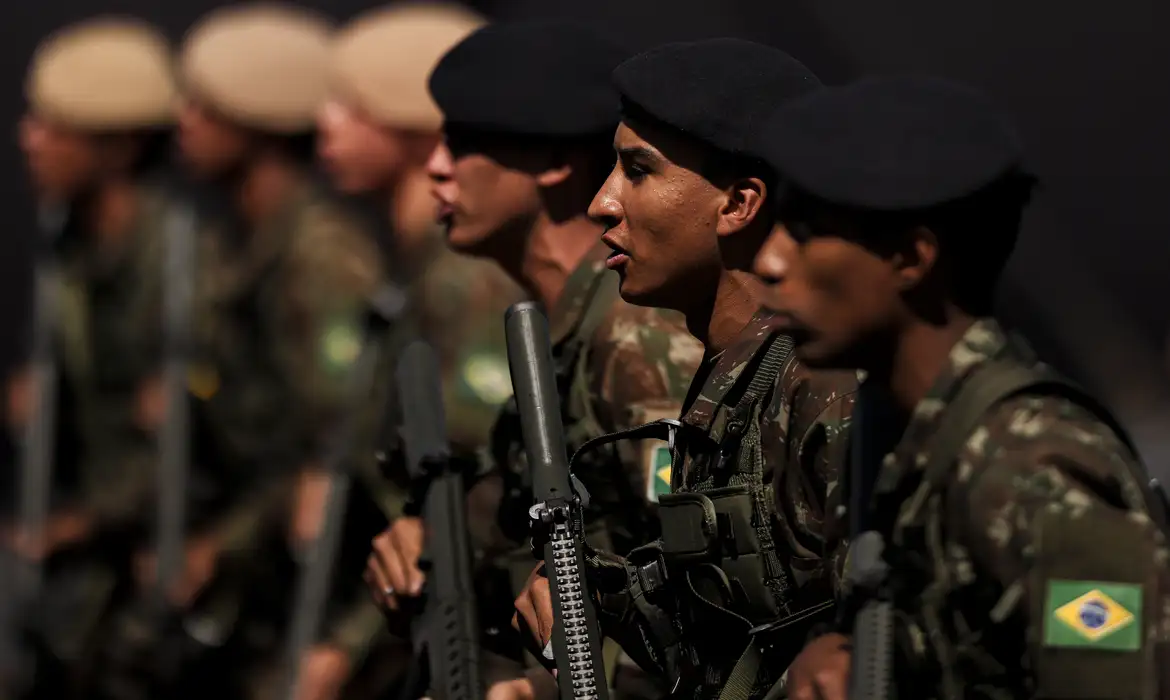 Forças Armadas repassaram R$ 137 milhões ao Banco Master em consignados de militares